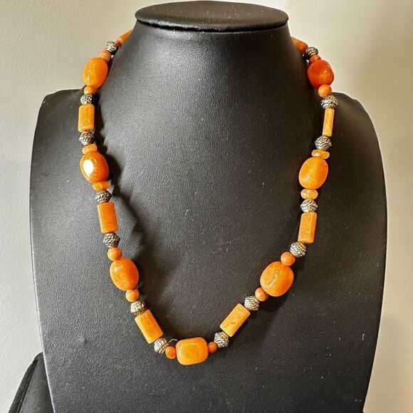 18" long Beautiful stone and silver tone beaded necklace! - Picture 11 of 11